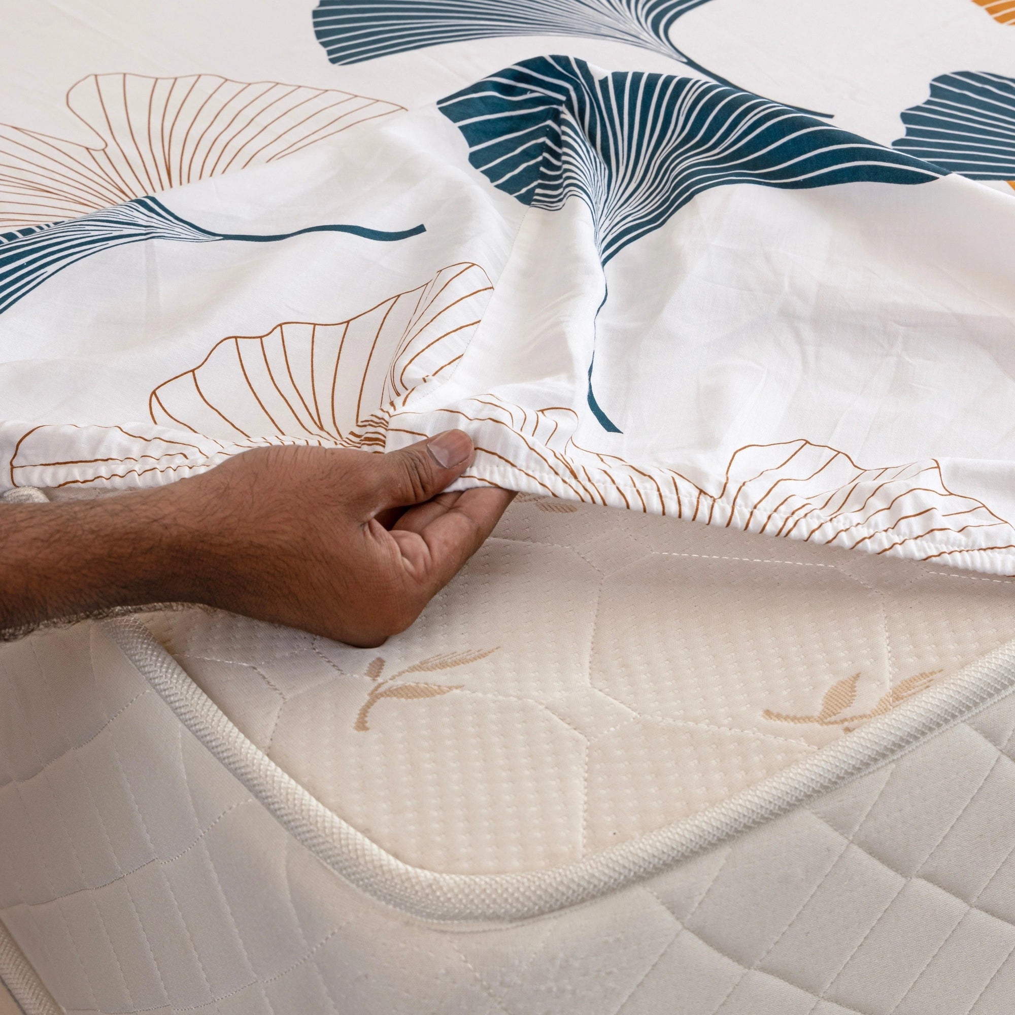 Waterproof Mattress Protector - Dustproof & Allergen Guard Fitted Bedsheet